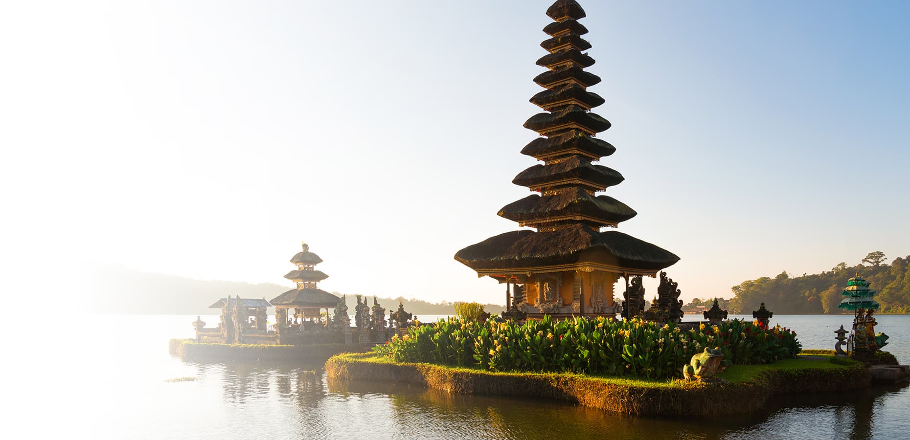 Pura Ulun Danu Beratan di tepi danau pada pagi hari
